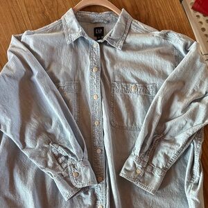 GAP Women’s Chambray Blue Shirt. Size Medium.